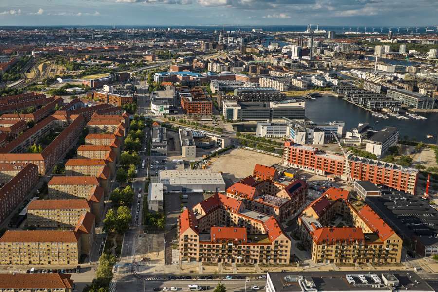 Das Klassische bekommt eine moderne Note in Kopenhagens Blöcken, die mit Stahlprofilen verkleidet wurden, Køhlers Have, Borgmester Christiansens Gade 17, 2450 København SV